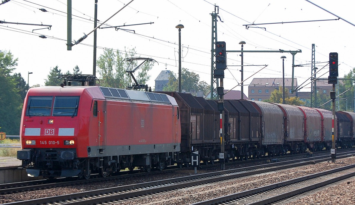 145 010-5 mit einem G�terzug f�r Stahlartikel f�hrt zum Personalwechsel kurz im Bhf. Flughafen Berlin-Sch�nefeld ein, 14.09.13
