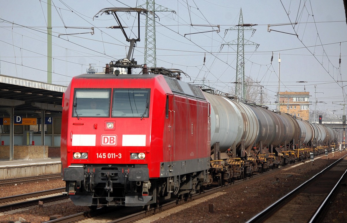 145 011-3 steht abfahrbereit nach Personalwechsel mit Kesselwagenzug im Bhf. Flughafen Berlin-Schönefeld, 04.03.14