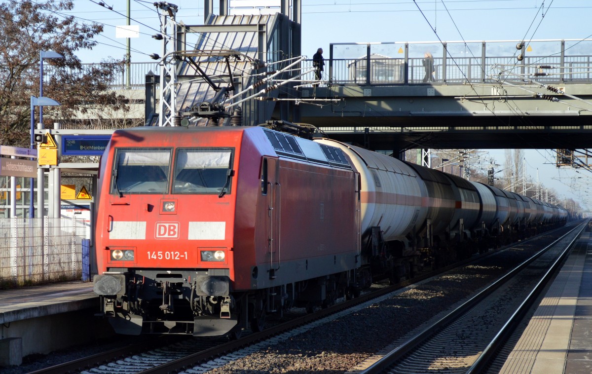 145 012-1 mit einem Ganzzug Gasdruckkesselwagen (Propen) am 10.12.15 Berlin-Hohenschönhausen.