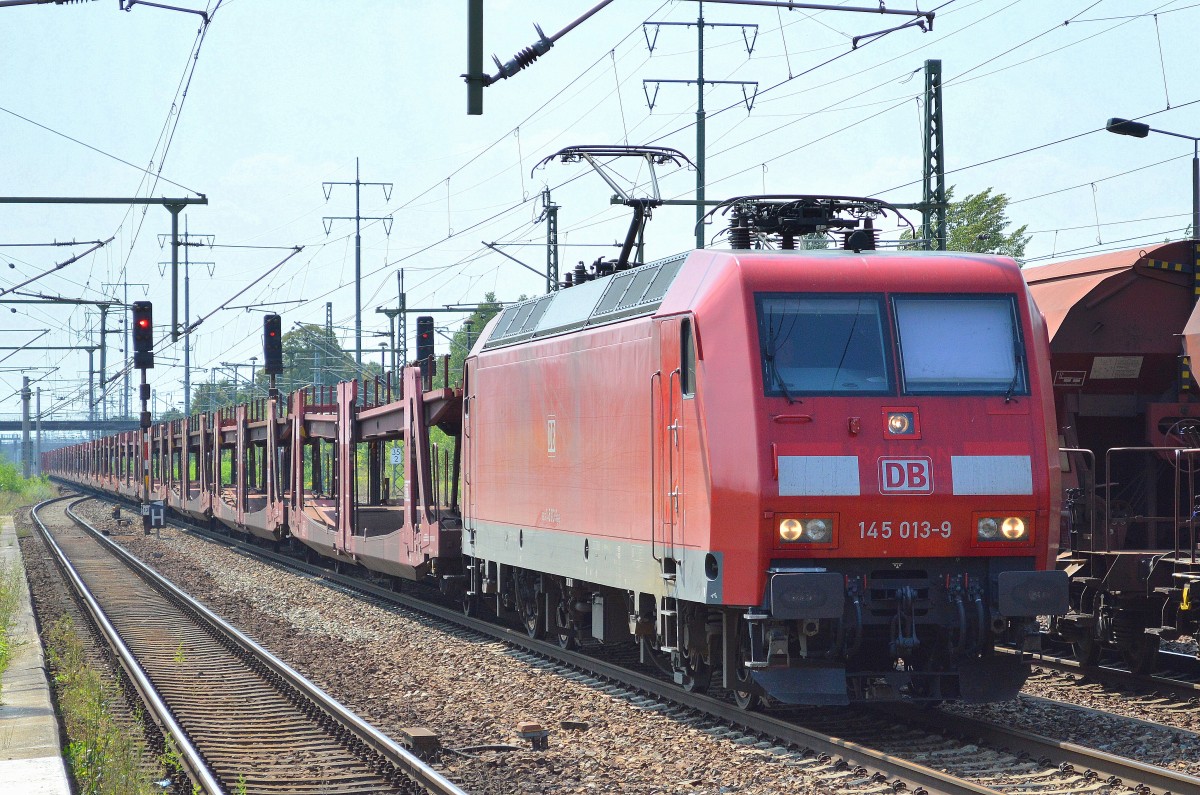 145 013-9 mit PKW-Transportzug (leer) am 04.08.15 Bhf. Flughafen Berlin-Schönefeld.