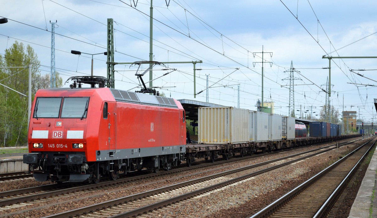 145 015-4 mit nur sehr spärlich ausgelastetem Containerzug am 26.04.15 Bhf. Flughafen Berlin-Schönefeld.