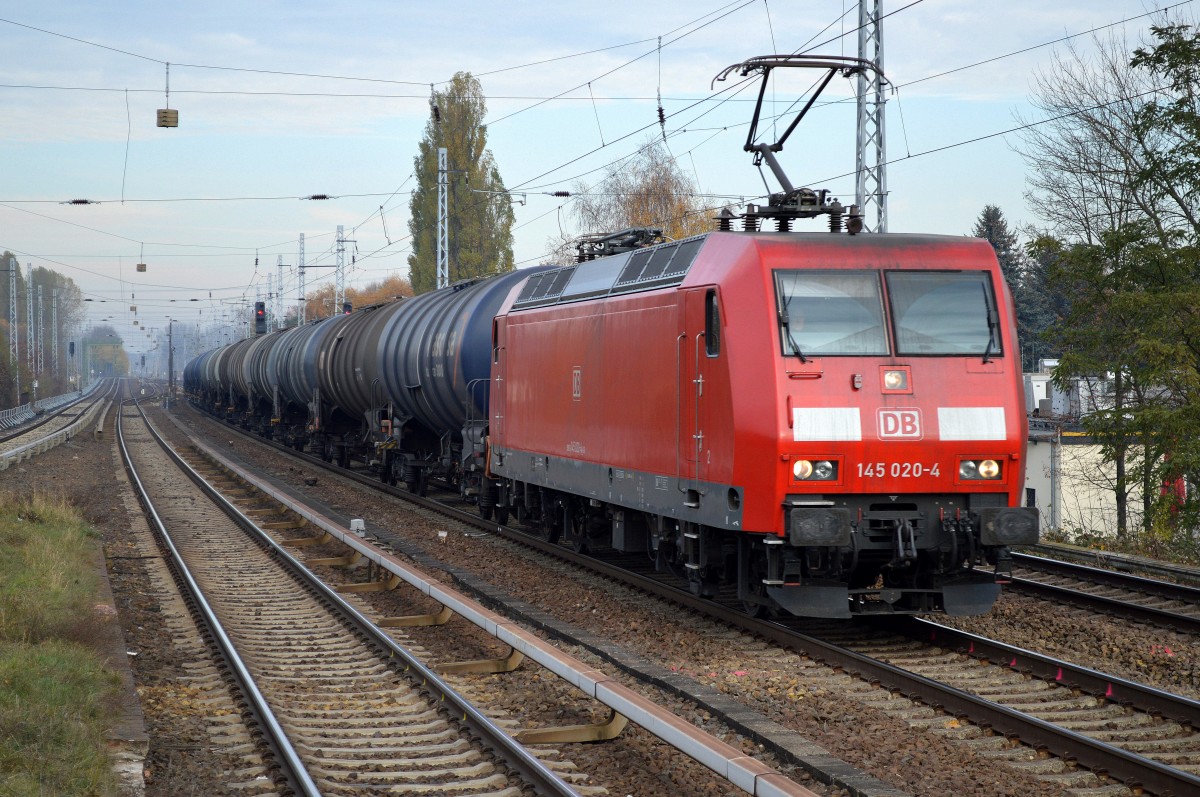 145 020-4 mit Kesselwagenzug am 04.11.15 Berlin-Karow.
