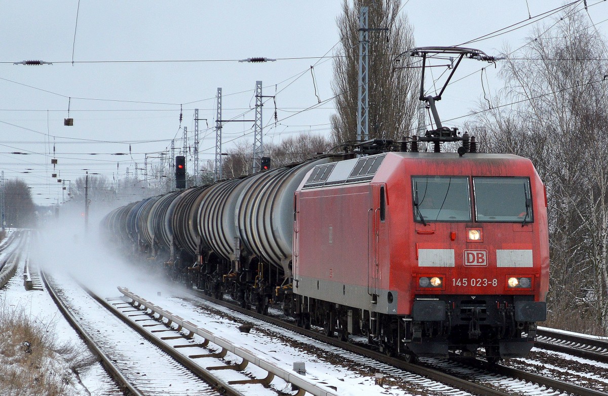 145 023-8 mit Kesselwagenzug am 03.02.15 Berlin-Karow.