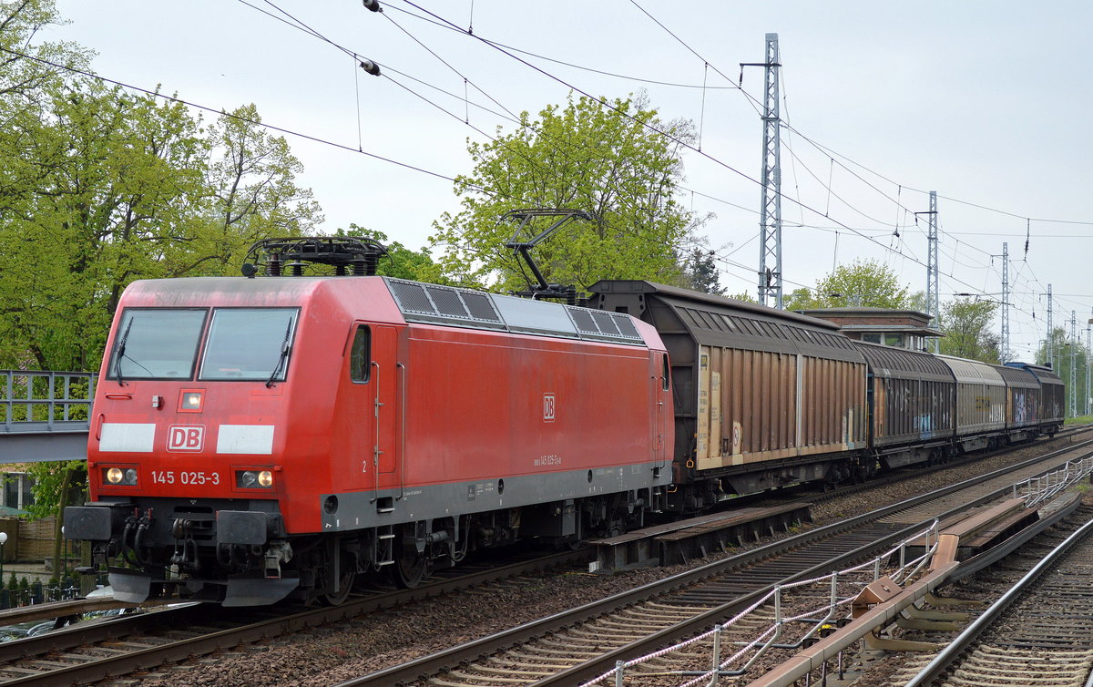 145 025-3 mit einigen Schiebewandwagen am 03.05.17 Berlin-Karow.