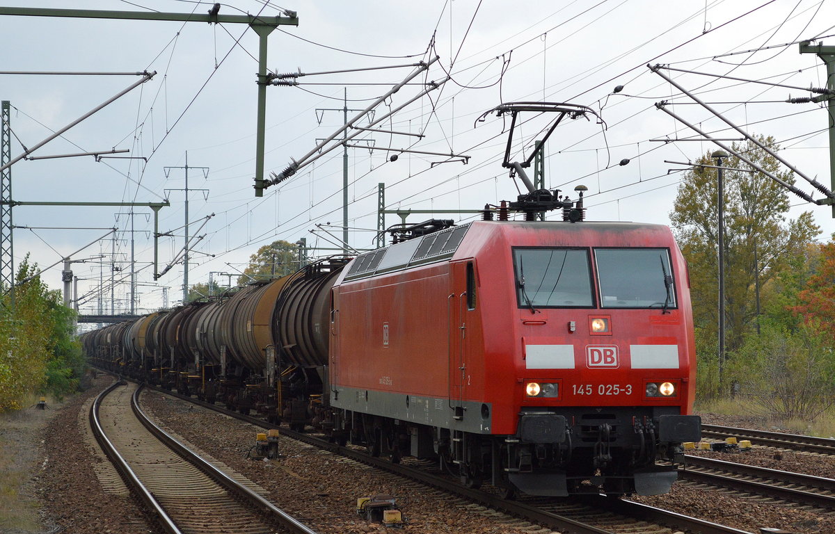 145 025-3 mit Kesselwagenzug am 25.09.17 Bf. Flughafen Berlin-Schönefeld.