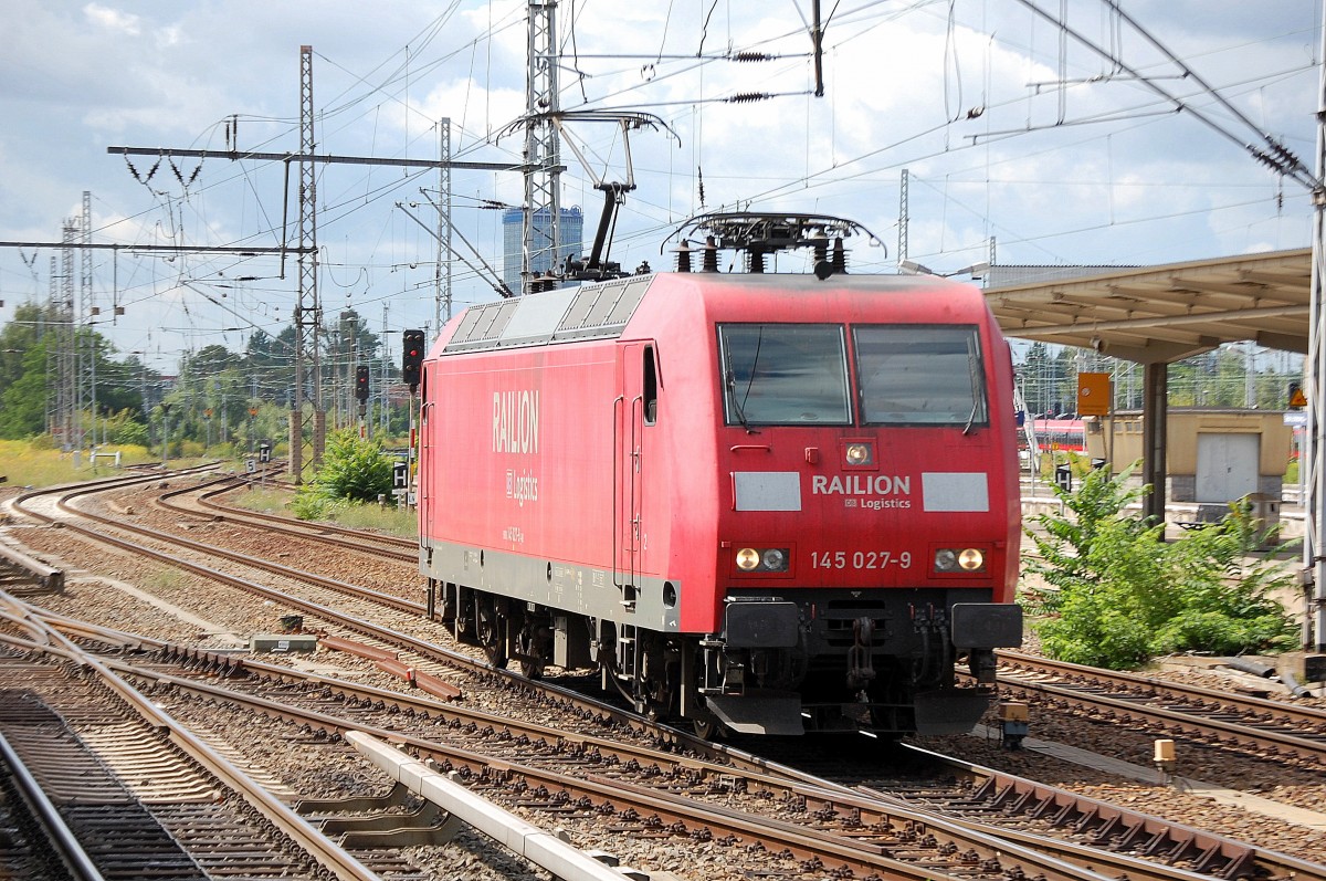 145 027-9 war am Rande des BHf. Berlin-Lichtenberg (N�ldnerplatz) Lokabstellplatz abgestellt und wird nun wieder bereitgestellt, 14.08.13