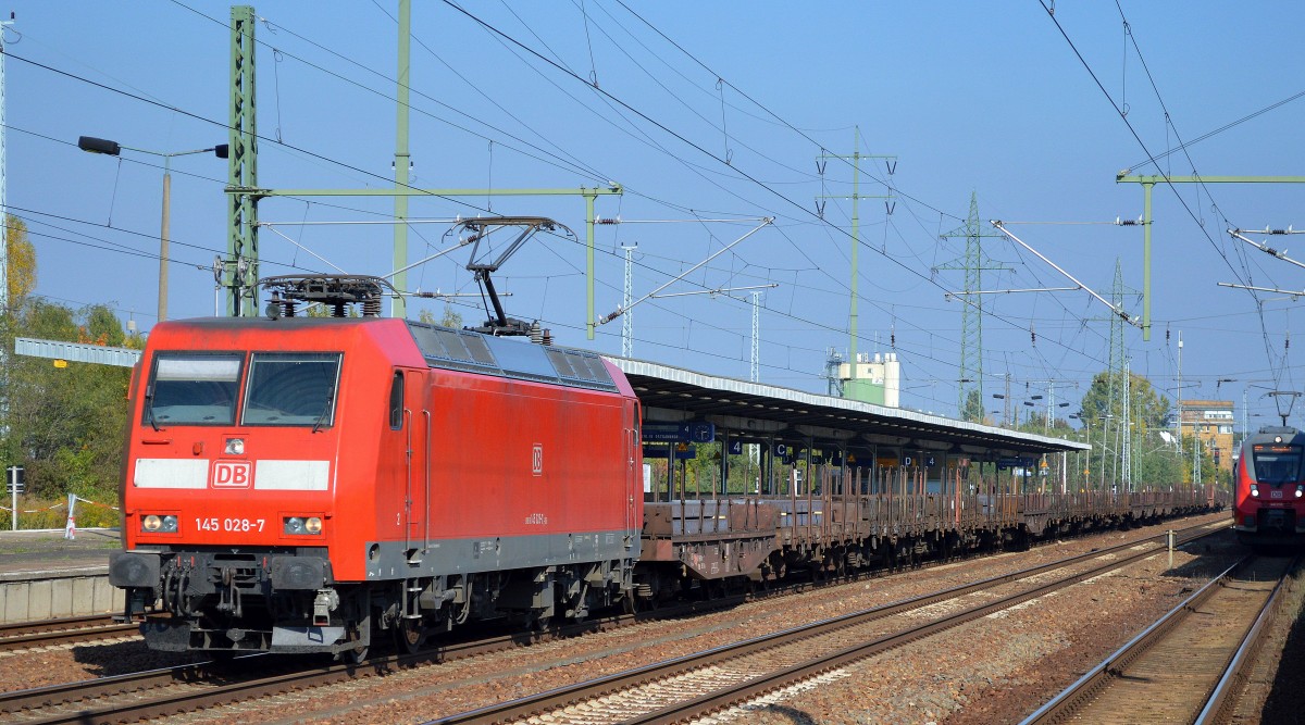 145 028-7 mit einem Gütertransportzug mit Stahlbrammen brladen am 05.10.15 Bhf. Flughafen Berlin-Schönefeld.
