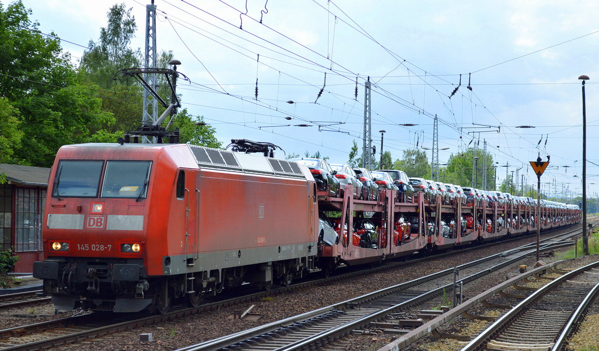 145 028-7 mit PKW-Transportzug (fabrikneue AUDI PKW Modelle) am 26.06.17 Berlin-Hirschgarten. 