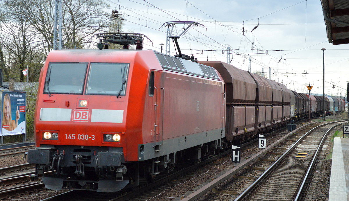 145 030-3 mit gemischtem Güterzug am 07.04.16 Berlin-Hirschgarten.
