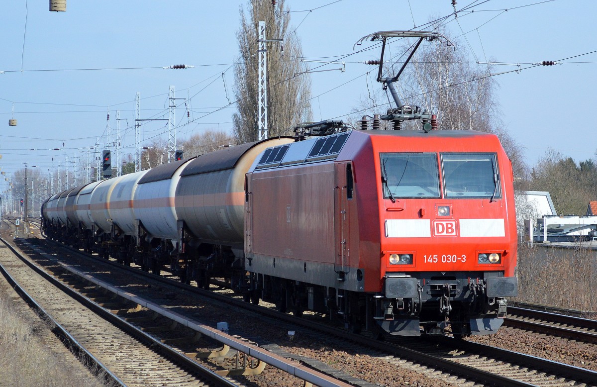 145 030-3 mit Kesselwagenzug am 23.03.15 Berlin-Karow.