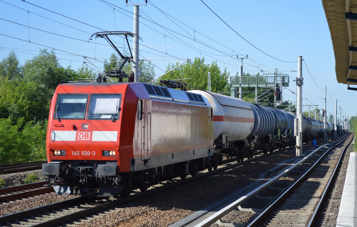 145 030-3 mit Kesselwagenzug Richtung Stendell (Schwedt) am 11.06.15 Berlin-Blankenburg.
