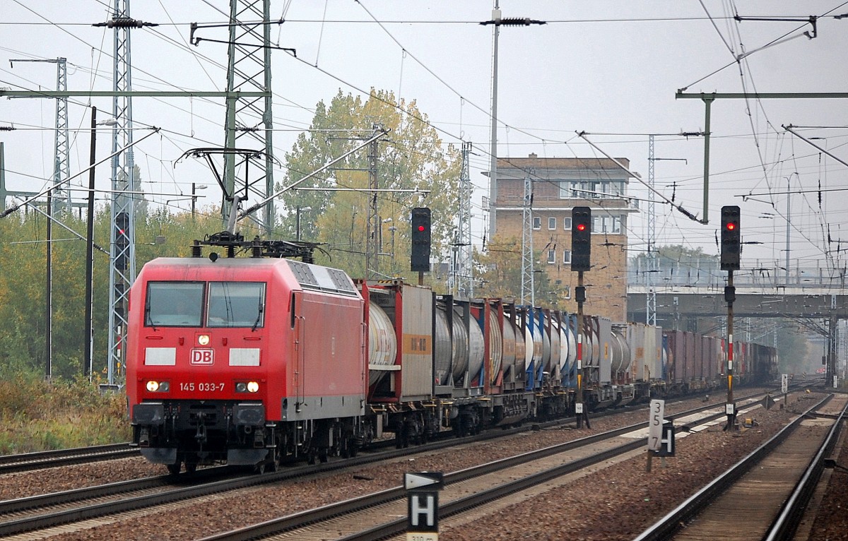 145 033-7 mit einem Containerzug bei der Durchfahrt im Bhf. Flughafen Berlin-Sch�nefeld, 16.10.13