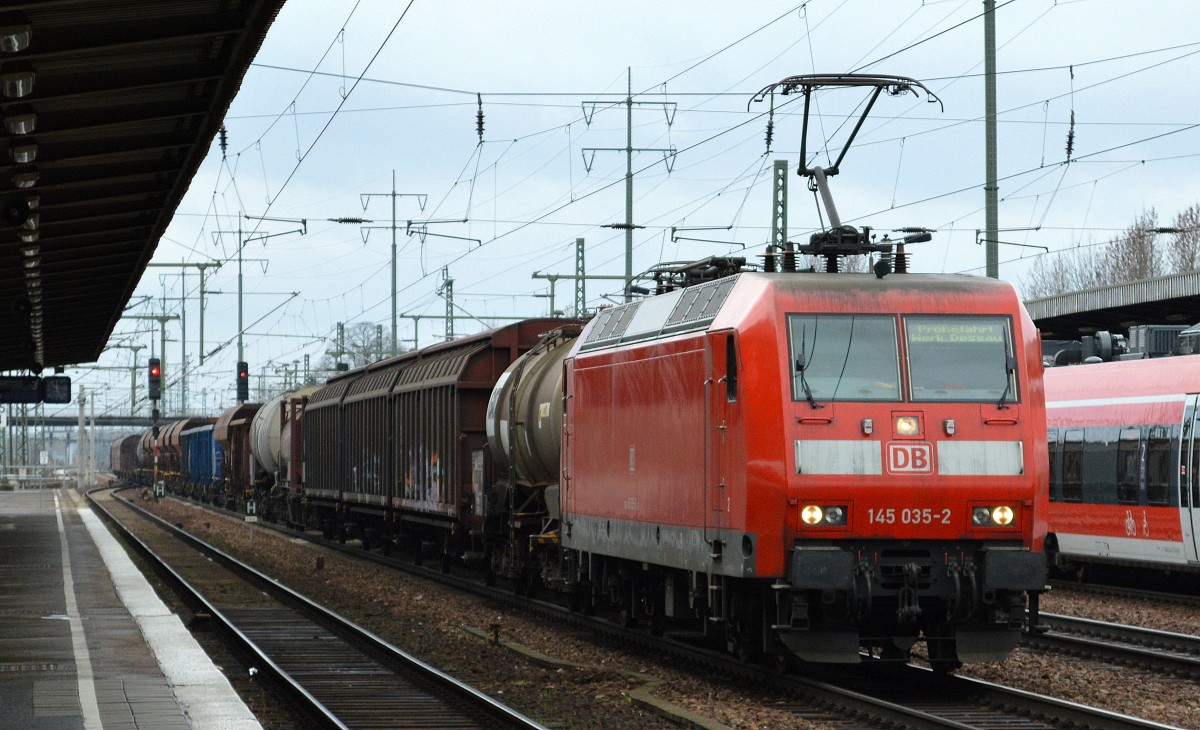 145 035-2 mit gemischtem Güterzug bei der Durchfahrt im Bhf. Flughafen Berlin-Schönefeld, 19.03.14