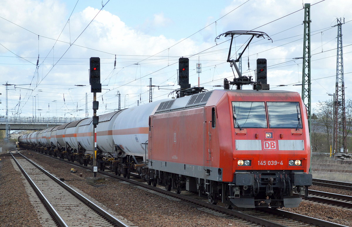 145 039-4 mit einem Ganzzug Gasdruckkesselwagen (Propangas)am 06.04.17 Bf. Flughafen Berlin-Schönefeld.