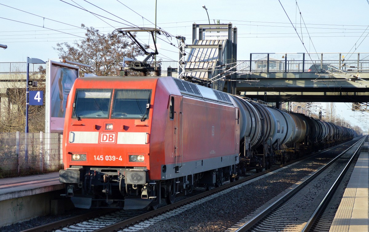 145 039-4 mit Kesselwagenzug am 03.12.15 Berlin-Hohenschönhausen.