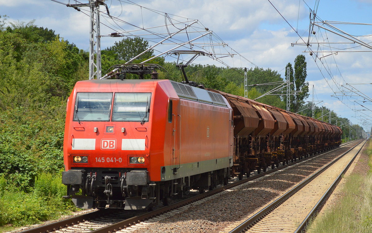 145 041-0 mit einem kurzen Güterzug Schwenkdach-Schüttgutwagen am 07.07.16 Bf. Berlin-Hohenschönhausen.