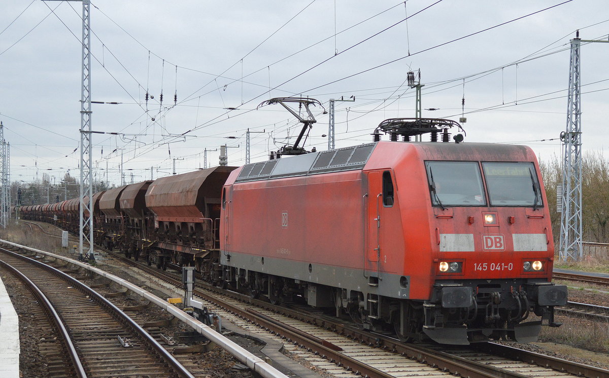 145 041-0 mit einem langen Kies-Schotterzug fuhr nach einem Halt in Berlin-Grünau (Vorzug Regionalverkehr!) langsam wieder an, 20.03.17 