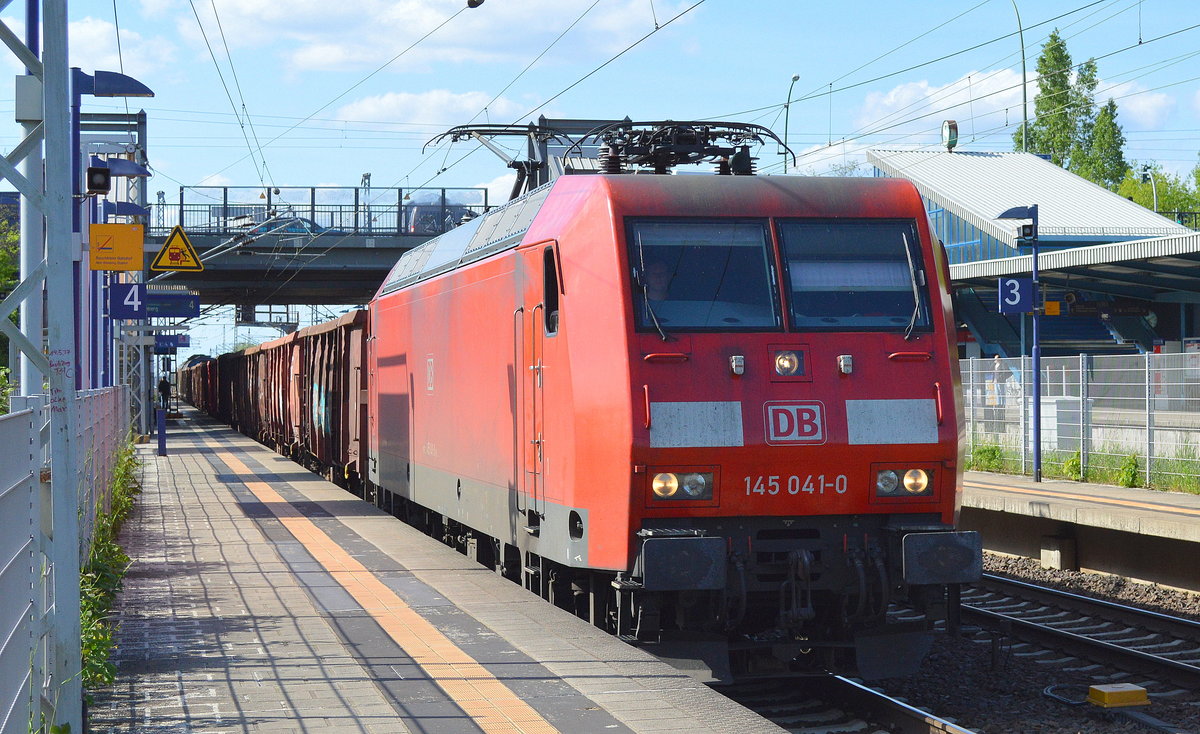 145 041-0 mit gemischtem Güterzug am 15.05.17 Bf. Berlin-Hohenschönhausen.