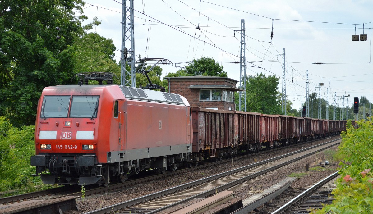 145 042-8 mit einem Ganzzug offener Güterwgen Richtung Bernau am 02.06.15 Berlin-Karow.