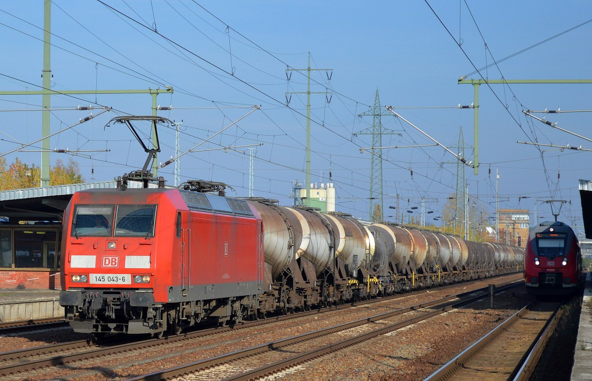 145 043-6 mit Ganzzug Knickkesselwagen am 31.10.15 Bhf. Flughafen Berlin-Schönefeld.