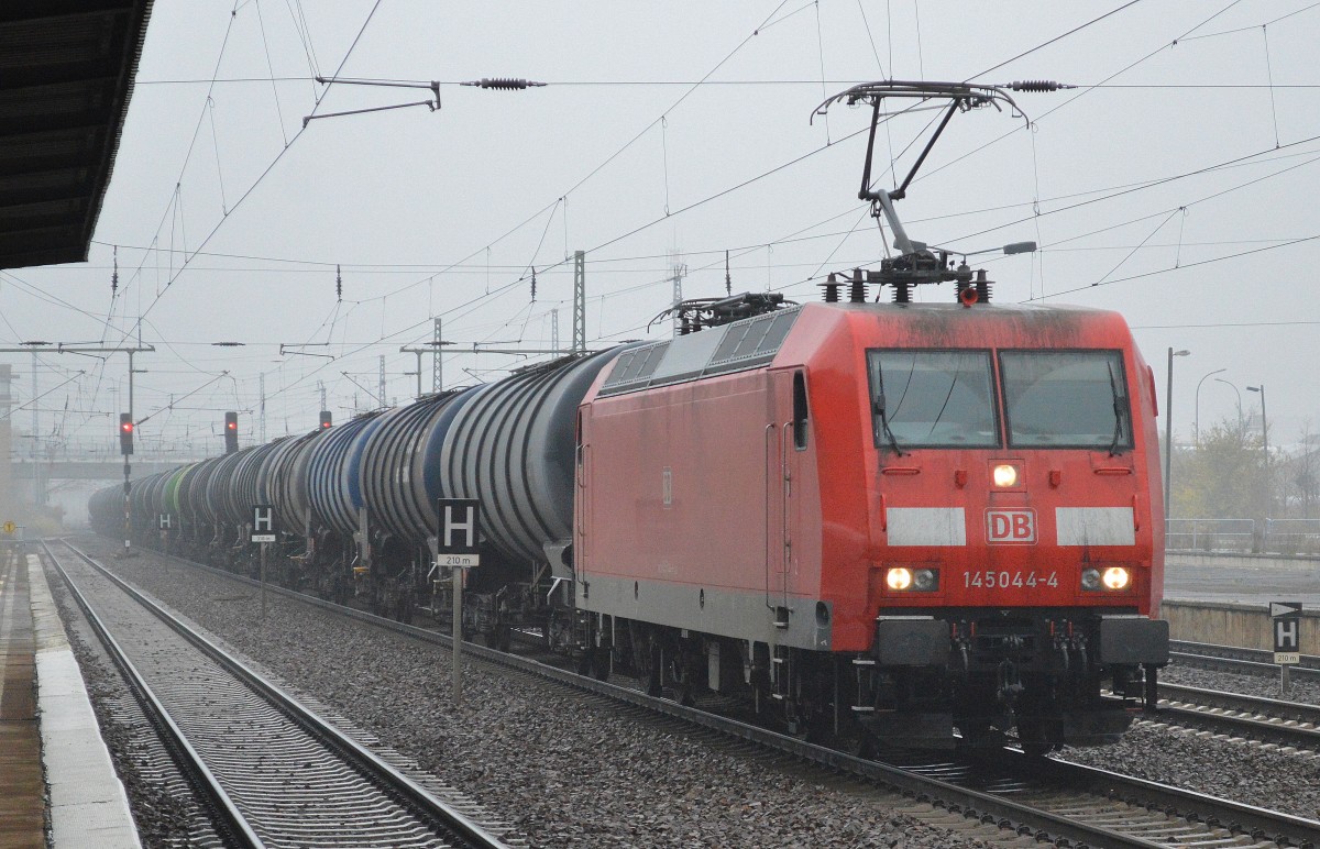 145 044-4 mit Kesselwagenzug am 13.11.14 Durchfahrt Bhf. Flughafen Berlin-Schönefeld.