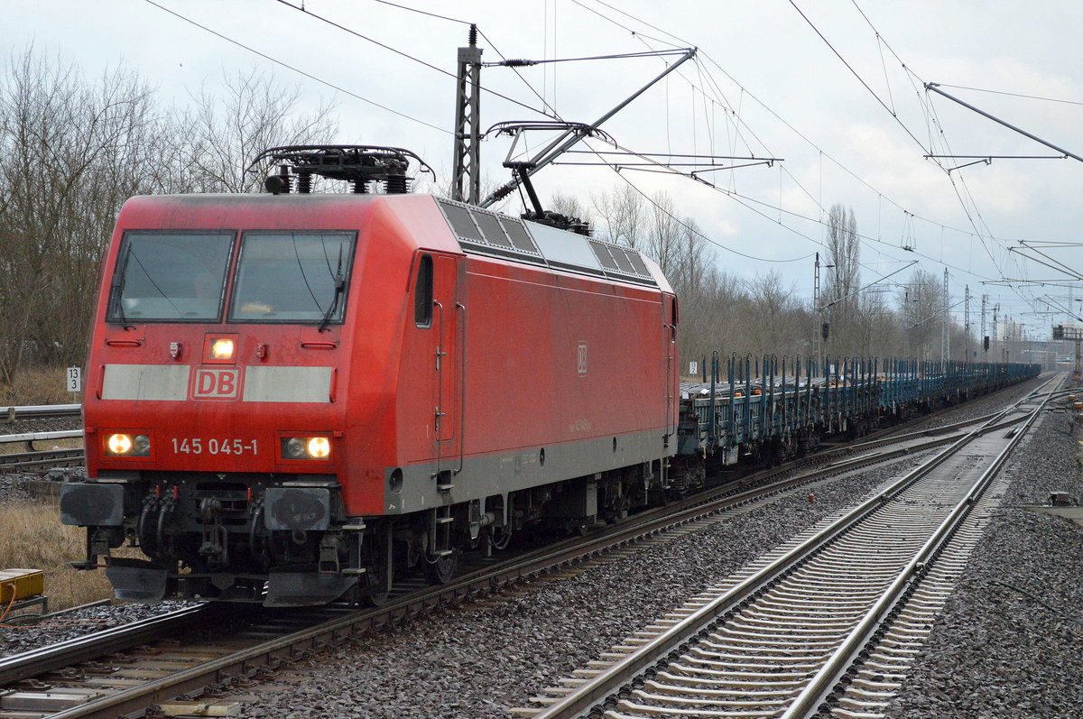 145 045-1 mit einem ganzzug polnischer Drehgestell-Flachwagen beladen mit Stahlstangen am 01.03.17 Bf. Berlin-Hohenschönhausen.