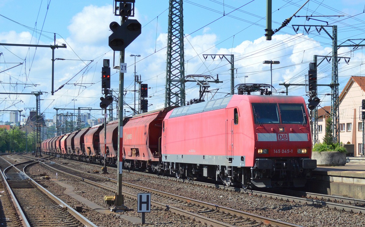 145 045-1 mit Ganzzug gedeckter Sch�ttgutwagen bei der Durchfahrt Bhf. Fulda am 23.05.14