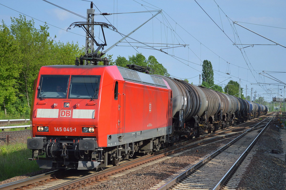 145 045-1 mit Kesselwagenzug am 19.05.16 Berlin-Hohenschönhausen.