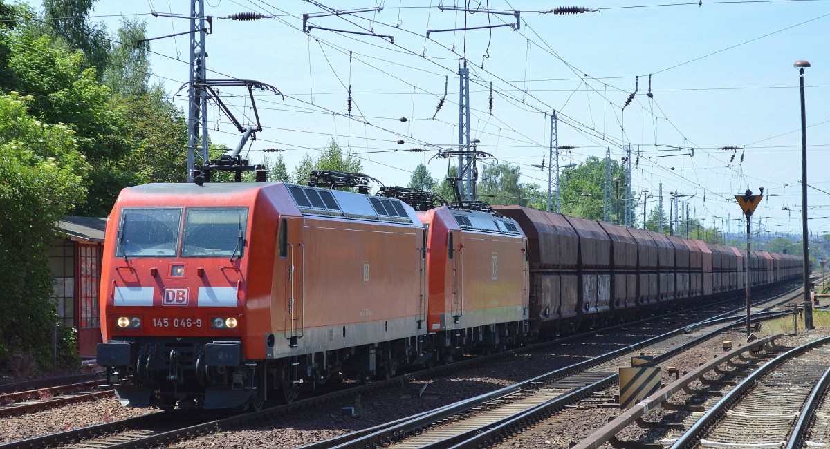 145 046-9 + 185 144-3 mit langem Schüttgutwagenzug am 17.06.15 Berlin-Hirschgarten.
