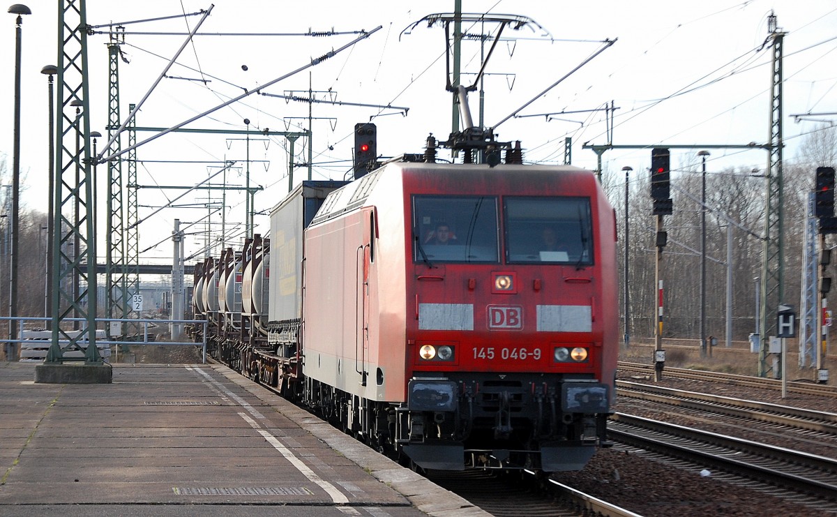 145 046-9 fährt mit Containerzug zum Personalwechsel im Bhf. Flughafen Berlin-Schönefeld ein, 17.12.13