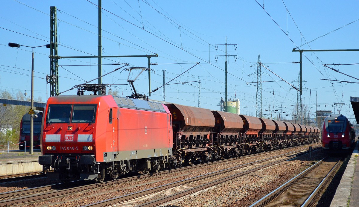145 048-5 mit einem Ganzzug Schüttgutwagen am 20.04.15 Durchfahrt Bhf. Flughafen Berlin-Schönefeld.