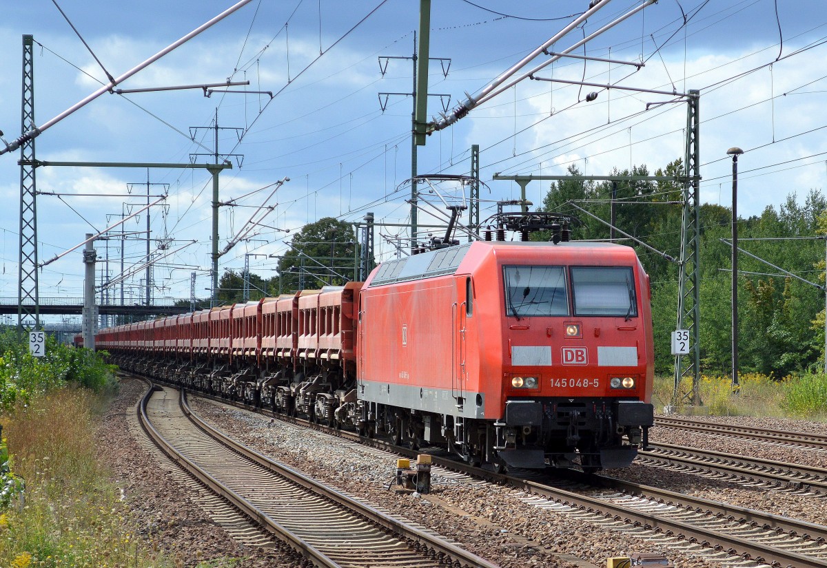 145 048-5 mit Ganzzug Schüttgutkippwagen bei der Durchfahrt Bhf. Flughafen Berlin-Schönefeld, 20.08.14
