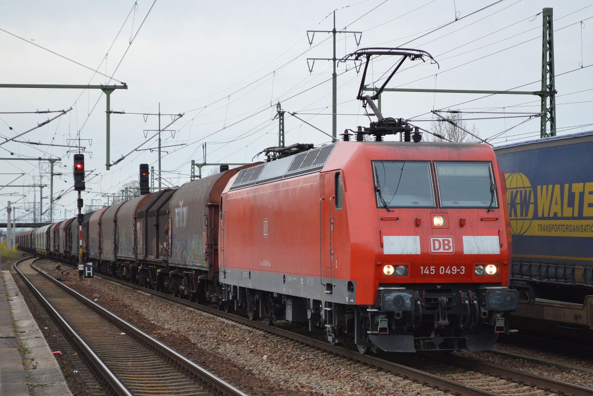 145 049-3 mit einem Gütertransportzug für Coils am 09.11.15 Bhf. Flughafen Berlin-Schönefeld.