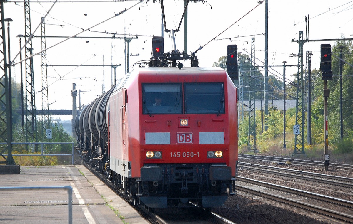 145 050-1 f�hrt mit Kesselwagenzug kurz zum Personalwechsel im Bhf. Flughafen Berlin-Sch�nefeld ein, 14.09.13