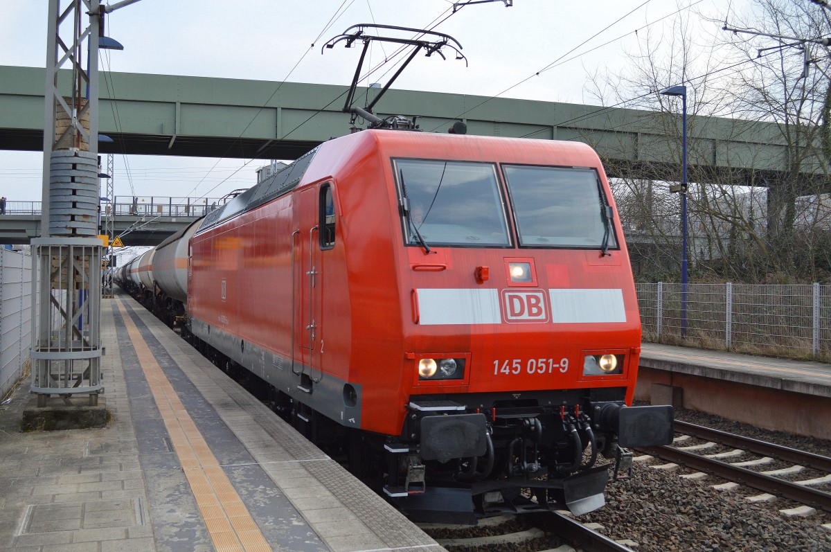 145 051-9 mit einem Ganzzug Gasdruckkesselwagen (leer) Richtung Stendell am 10.03.16 Berlin-Hohnschönhausen.