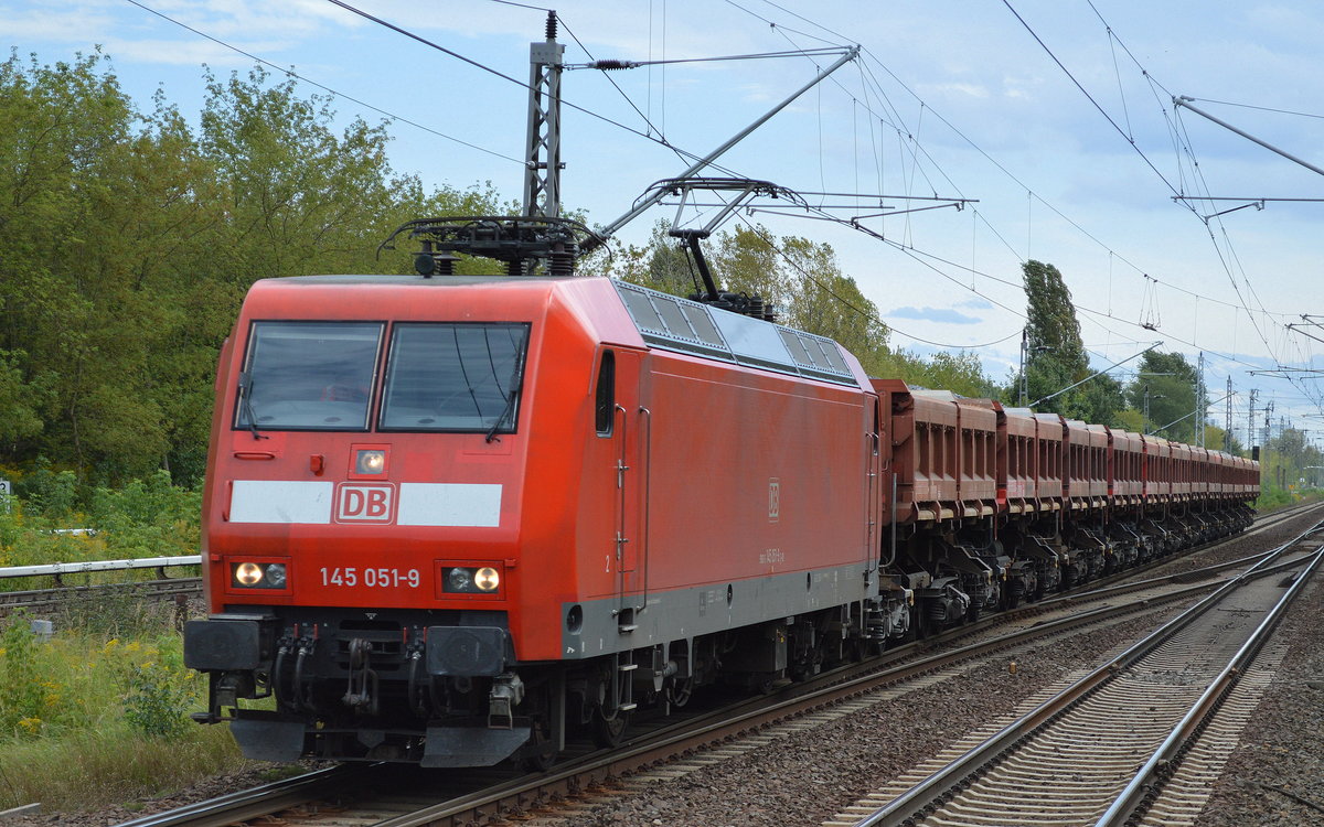 145 051-9 mit einem Ganzzug Schüttgutkippwagen am 11.09.17 Bf. Berlin-Hohenschönhausen.