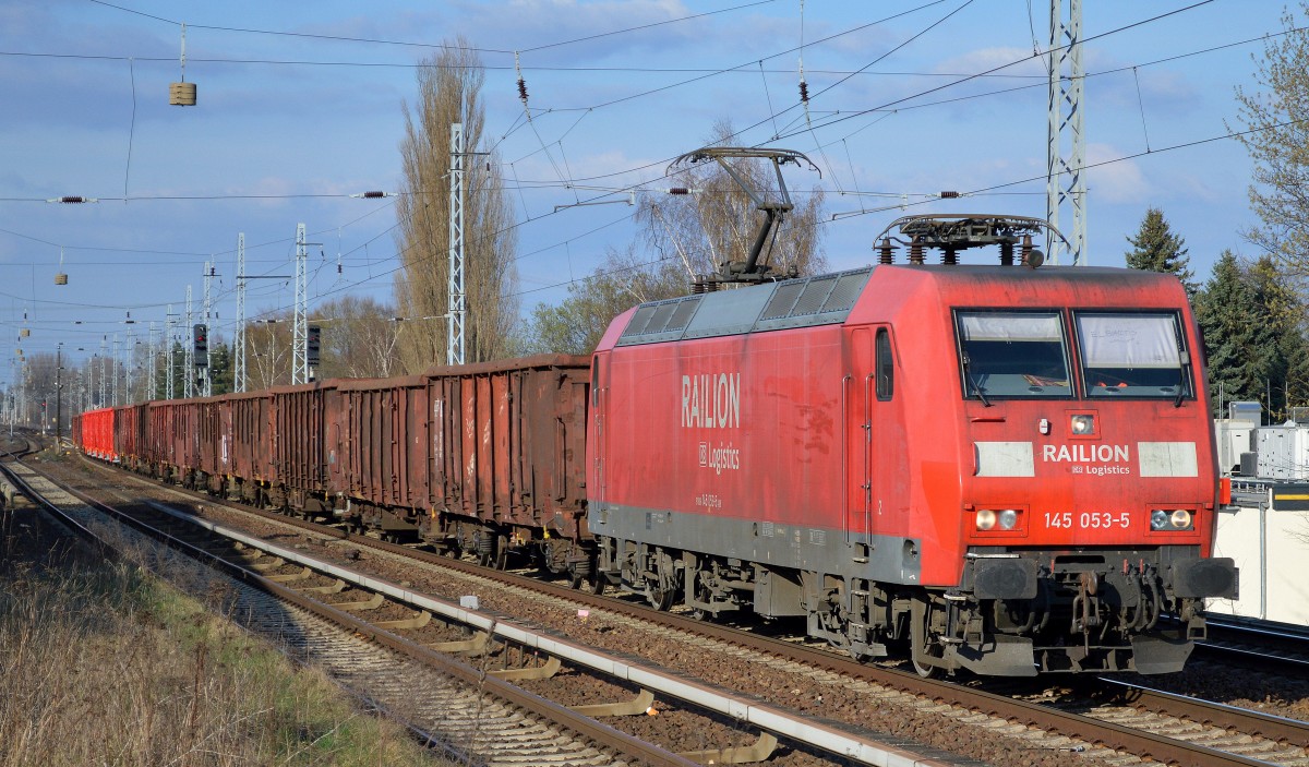 145 053-5 mit Ganzzug offener Güterwagen am 27.03.14 Berlin-Karow.