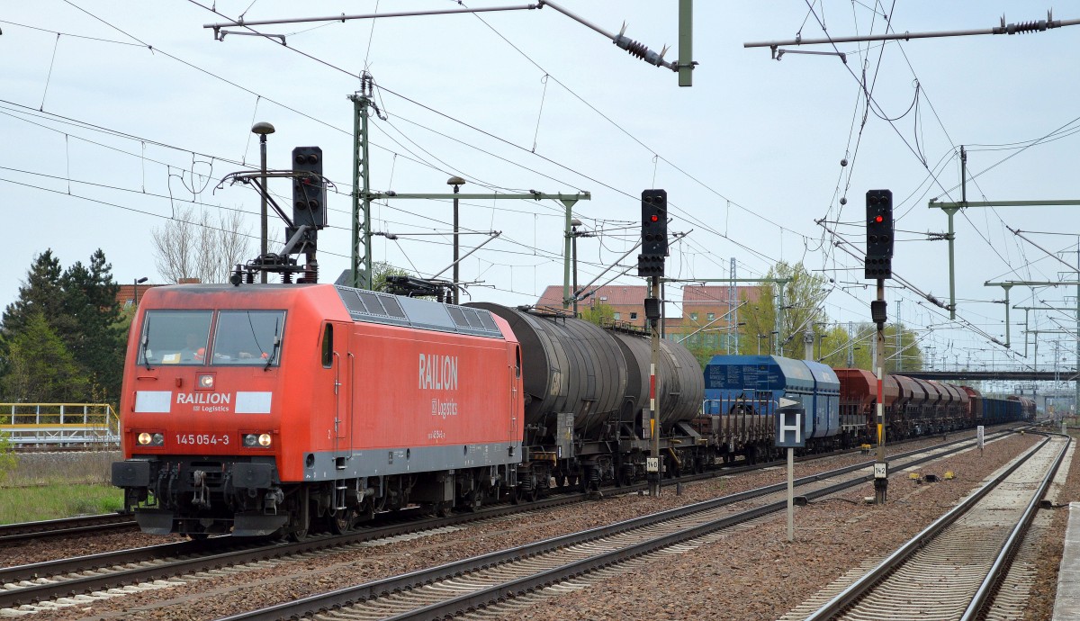 145 054-3 mit einem langen gemischten Güterzug bei der Durchfahrt Bhf. Flughafen Berlin-Schönfeld, 11.04.14