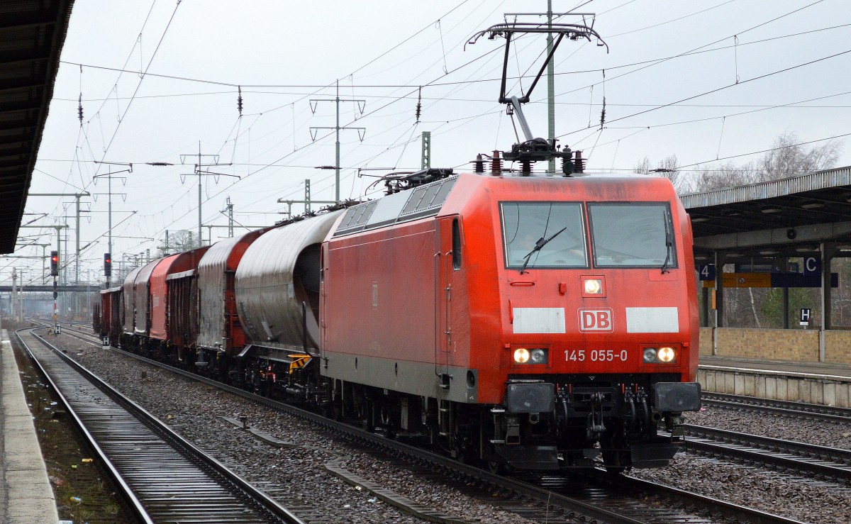 145 055-0 mit kurzem gemischten Güterzug am 20.02.16 Bhf. Flughafen Berlin-Schönefeld.