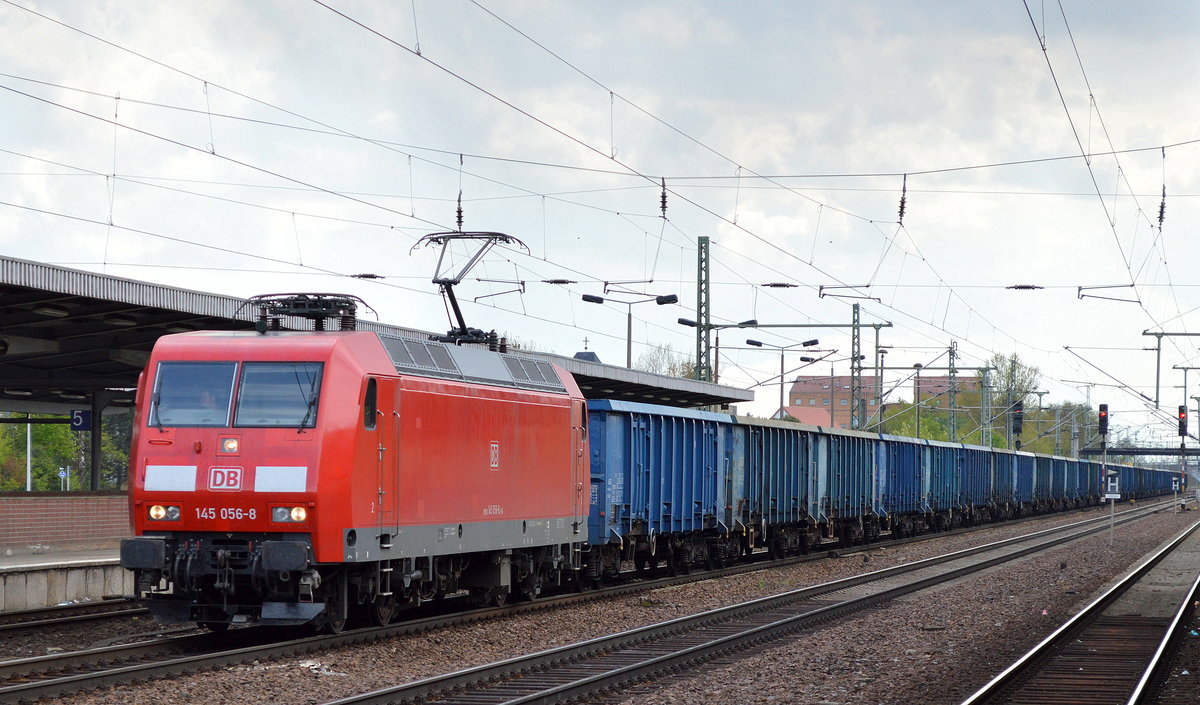 145 056-8 mit einem Ganzzug polnischer offener Güterwagen am 18.04.17 Bf. Flughafen Berlin-Schönefeld.