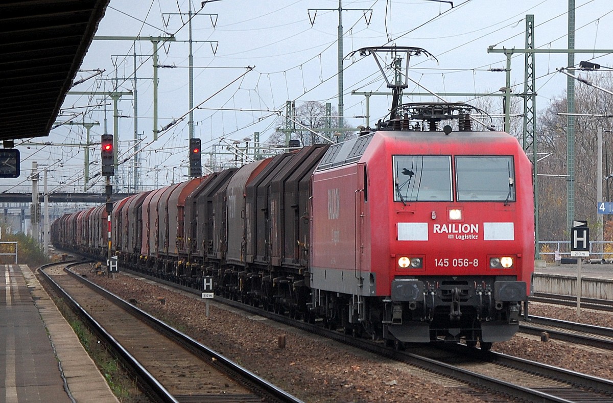 145 056-8 mit einem langen gemischten G�terzug f�r Stahlprodukte haupts�chlich Coiltransport, 21.11.13 Bhf. Flughafen Berlin-Sch�nefeld. 