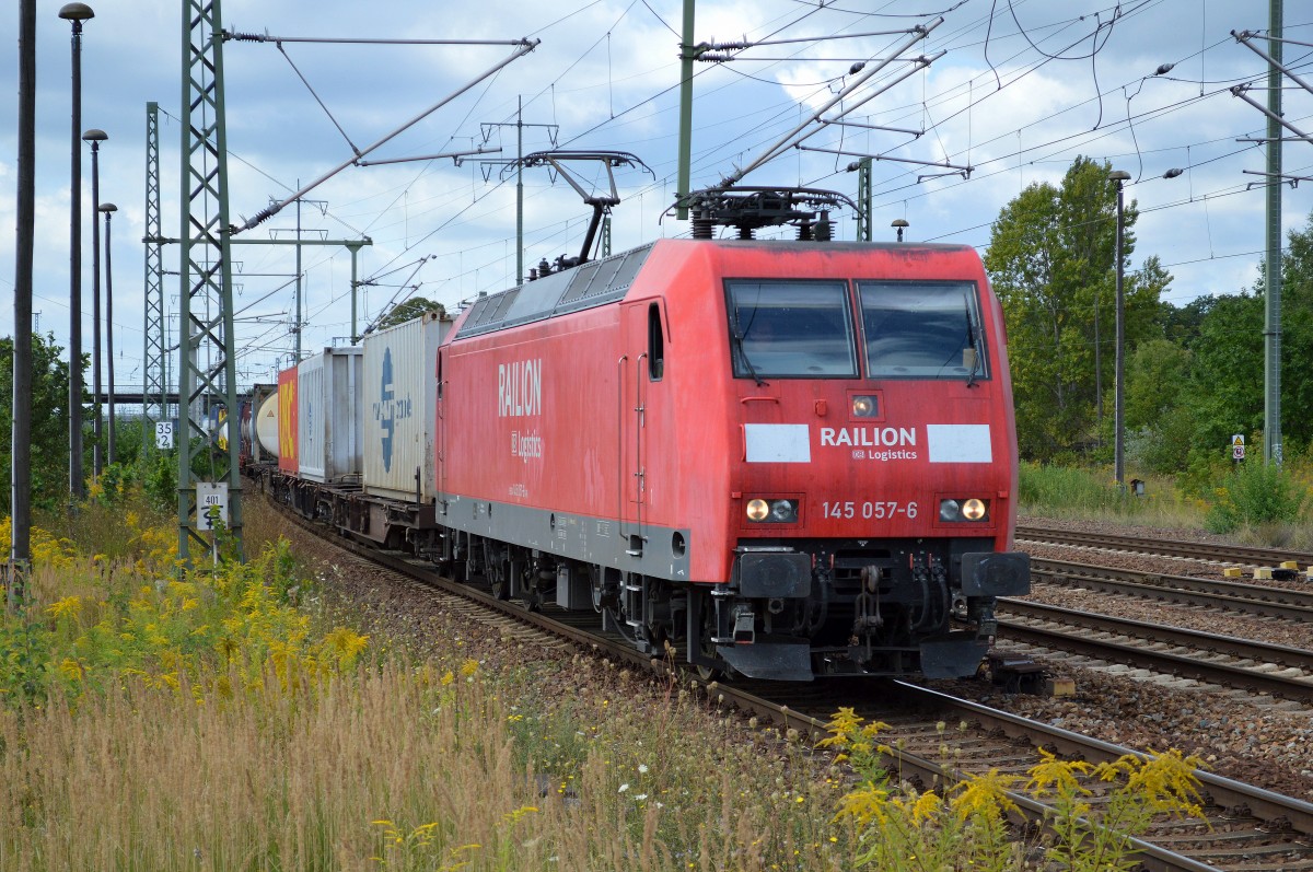 145 057-6 mit Containerzug fährt kurz zum Personalwechsel im Bhf. Flughafen Berlin-Schönefeld ein, 20.08.14