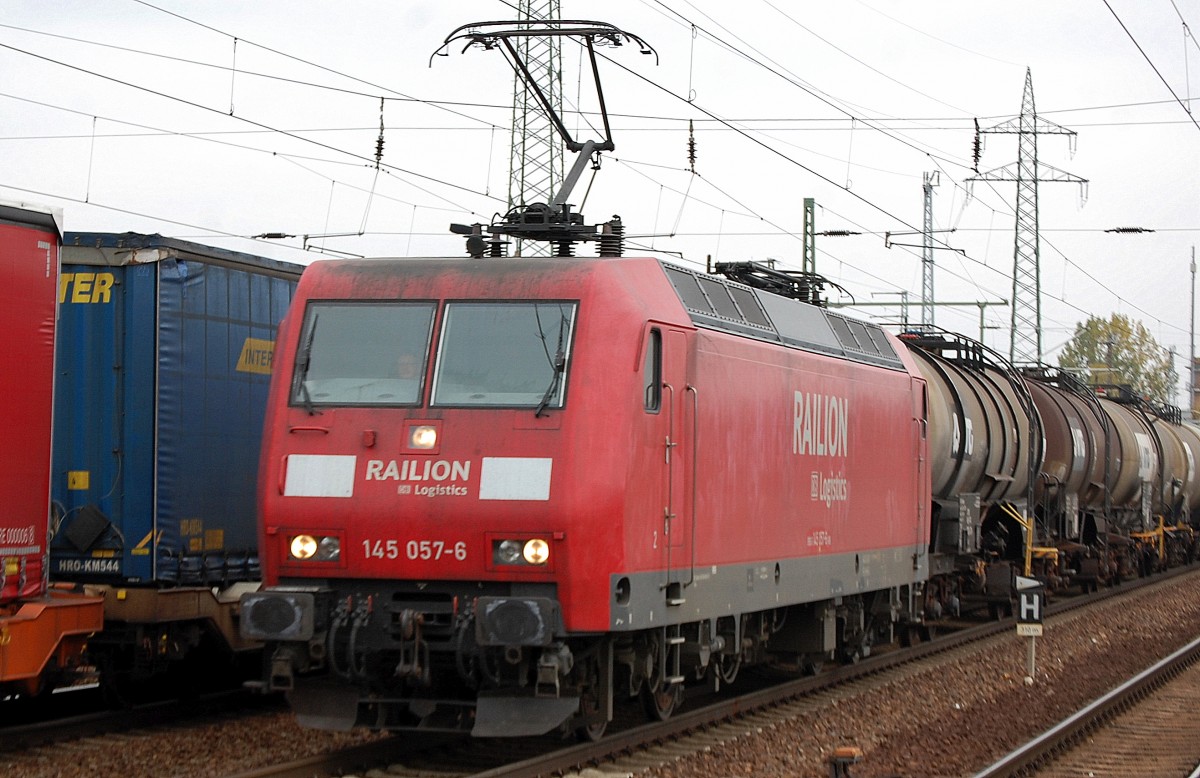 145 057-6 mit einem Kesselwagenzug f�r die Fa. SWW PIESTERITZ f�r den Transport von AHL (Ammoniumnitrat/Harnstoffl�sung) f�hrt kurz zum Personalwechsel im Bhf. Flughafen Berlin-Sch�nefeld ein, 16.10.13