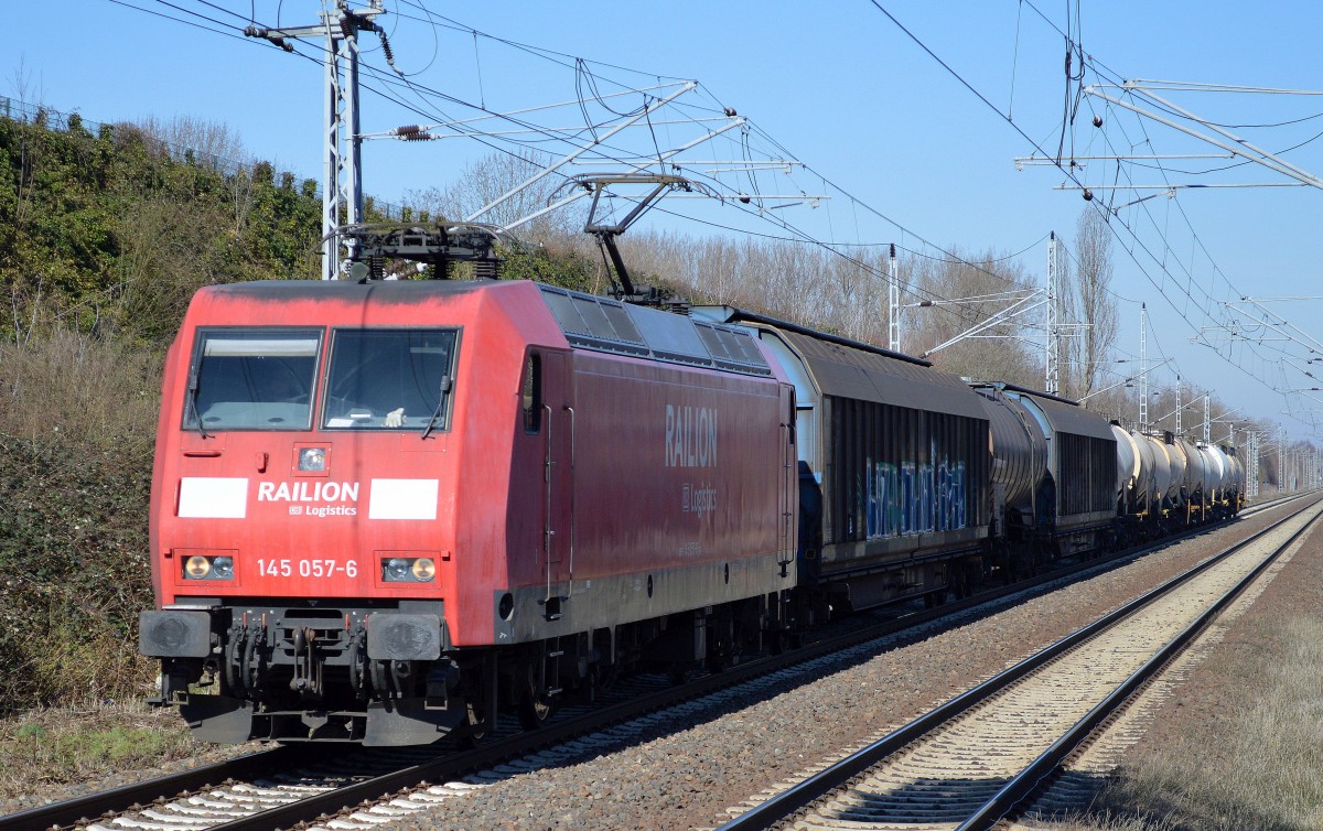 145 057-6 mit gemischtem Güterzug am 18.03.15 Berlin-Hohenschönhausen.