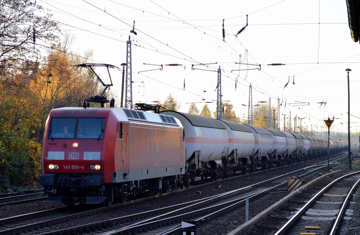 145 058-4 mit einem Ganzzug Gasdruckkesselwagen an 02.11.15 Berlin-Hirschgarten.