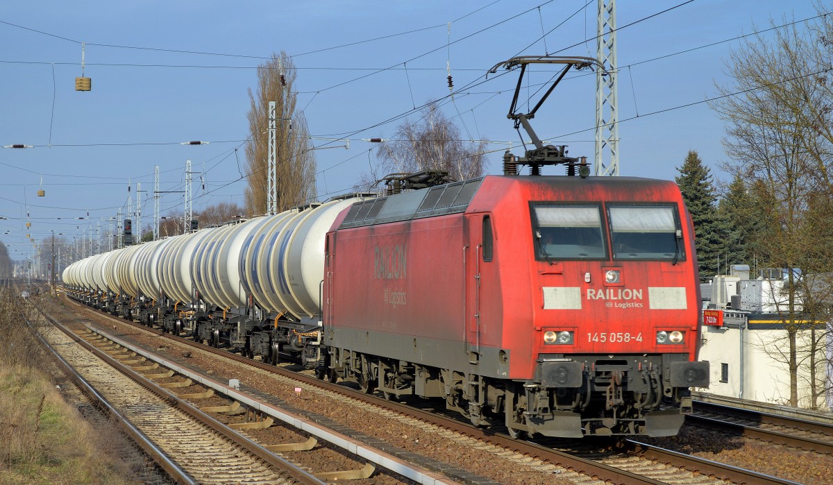 145 058-4 mit Kesselwagenzug am 07.03.14 Berlin-Karow.