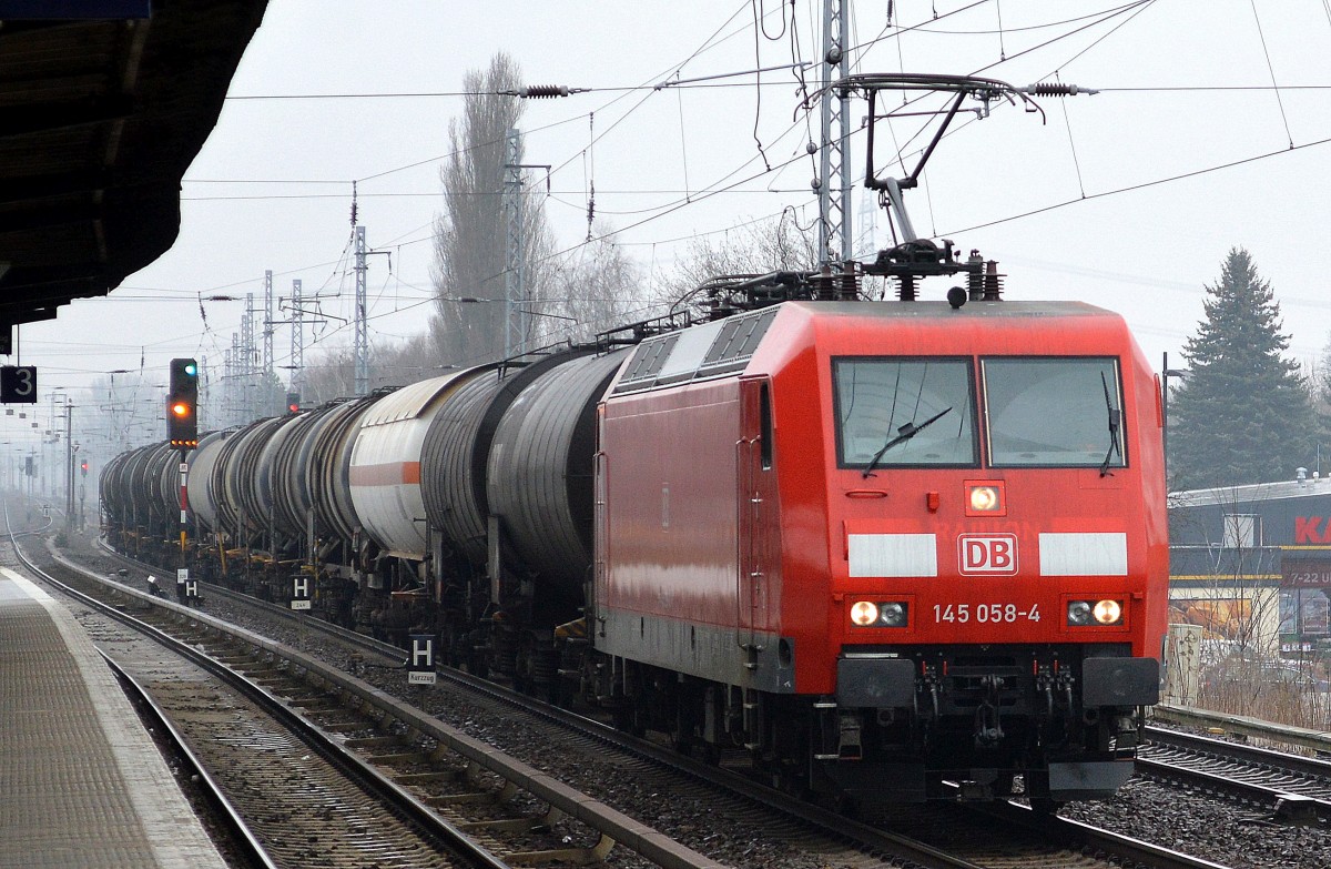 145 058-4 mit Kesselwagenzug am 26.03.15 Berlin-Karow.