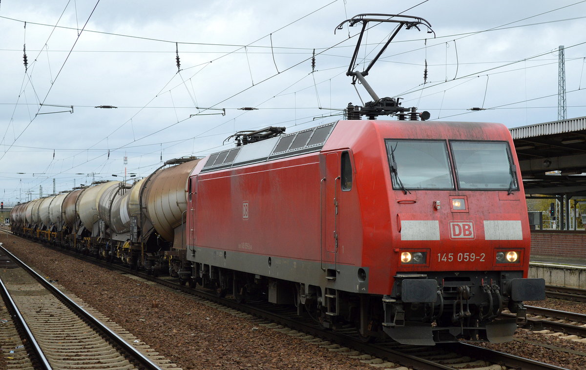 145 059-2 mit einem Knickkesselwagenzug (Kreideschlamm) am 11.11.17 Bf. Flughafen Berlin-Schönefeld. 