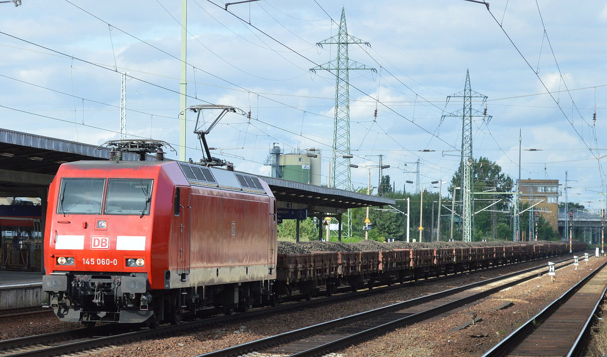 145 060-0 mit Ganzzug Drehgestell-flachawgen mit Altschotter bealden am 19.07.16 Bf. Flughafen Berlin-Schönefeld.