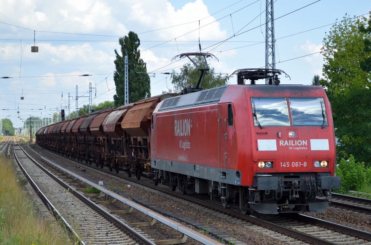 145 061-8 mit Ganzzug gedeckter Sch�ttgutwagen am 10.07.14 Berlin-Karow.